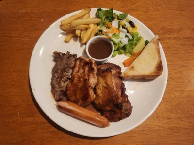 Queen Steak House หน้าร้านเปิดบริการปกติค่ะ